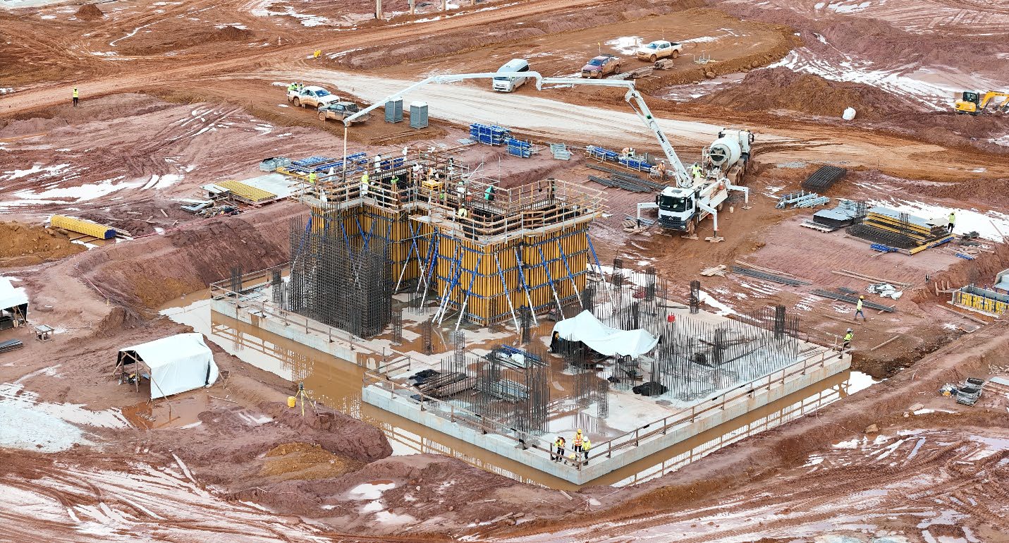 Concrete work in the grinding area is progressing, with formwork installation and rebar placement for the SAG mill
piers well advanced. The ball mill foundation can be seen on the right.